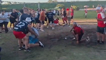 VIDEO | Arde la interna en el gremio de Moyano: batalla campal entre dos facciones de Camioneros