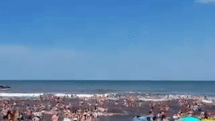 Tragedia en la Costa: un muerto y 35 heridos por una ola gigante que arrasó con todo en la playa