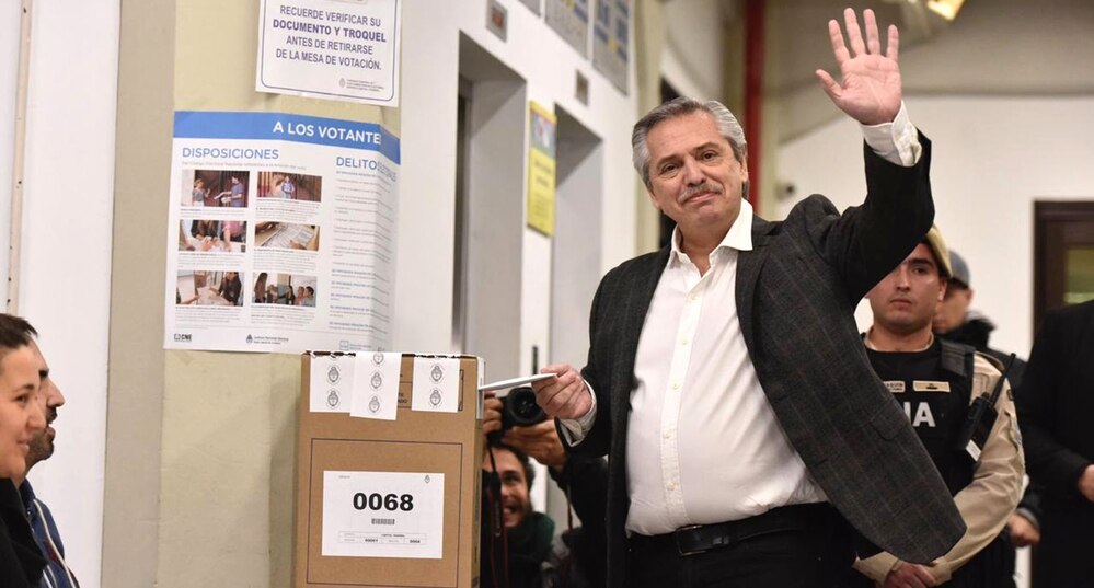 Alberto Fernández vota en las PASO 2019, donde se aplicó el software de Smartmatic