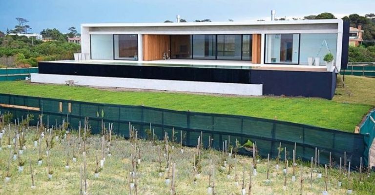 Contrafrente vidriado de la casa de Suar da a una pileta de 70 metros cuadrados