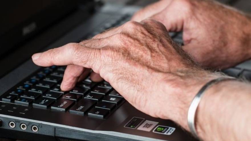 Para acceder a la plataforma solo es necesario tener un dispositivo con acceso a internet