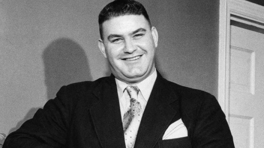 Ferdinand Demara se hizo pasar por cirujano, entre otras estafas