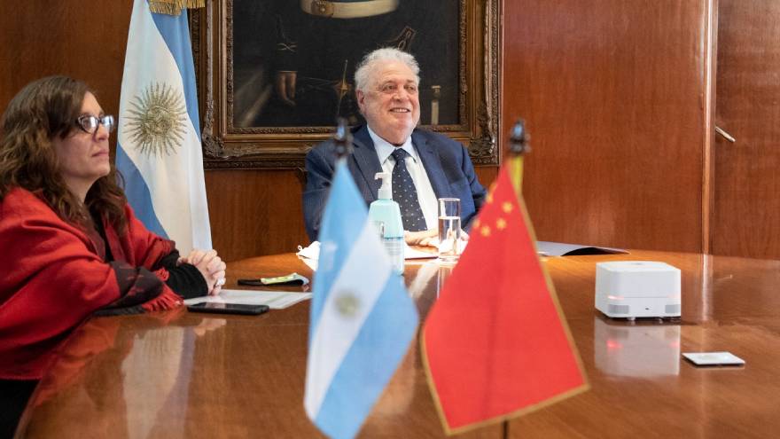El ministro de Salud en la reunión con autoridades chinas y de los laboratorios involucrados