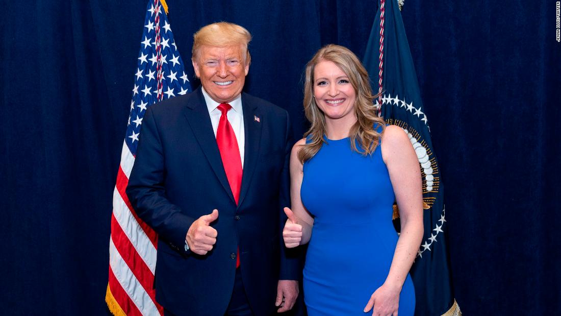 El presidente Donald Trump junto a una de las abogadas de su equipo legal, Jenna Ellis