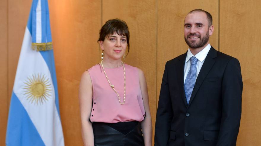 Mercedes D'alessandro, en la foto oficial de su asunción, junto al ministro Martín Guzmán