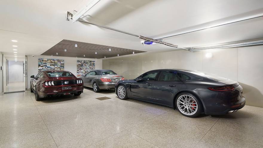 La cochera de la casa tiene espacio para varios autos