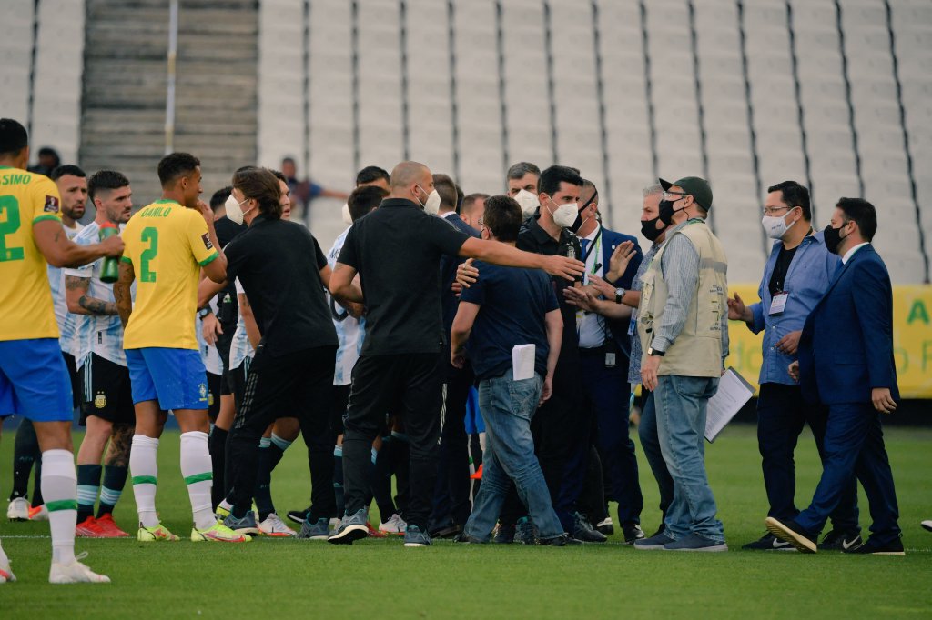 Las autoridades sanitarias brasileñas ingresaron al campo de juego para impedir que siguieran jugando