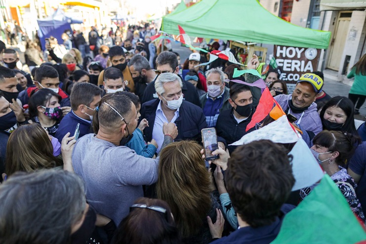 En Dock Sud, el jefe de Estado saludó a los trabajadores y conversó con vecinos como parte de la campaña electoral