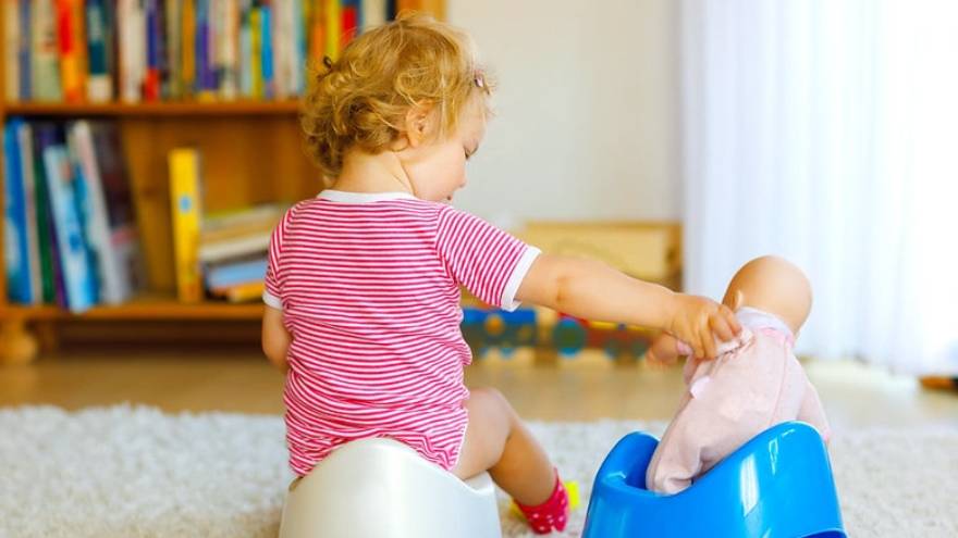 Además de la medición periódica de la estatura por parte del pediatra, hay señales que podrían indicar que un niño o niña tiene un problema de crecimiento