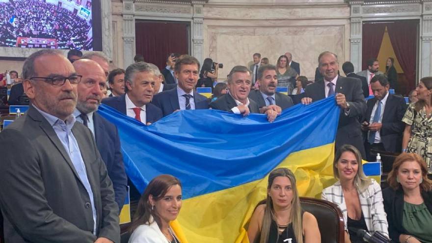 Los diputados opositores mostraron banderas ucranianas, a modo de reproche por la política exterior del Gobierno