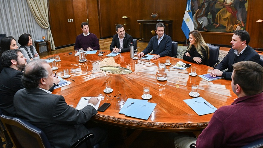 Massa se reunió con su nueva secretaria de Energía, la salteña Flavia Royón y su esquipo técnico.