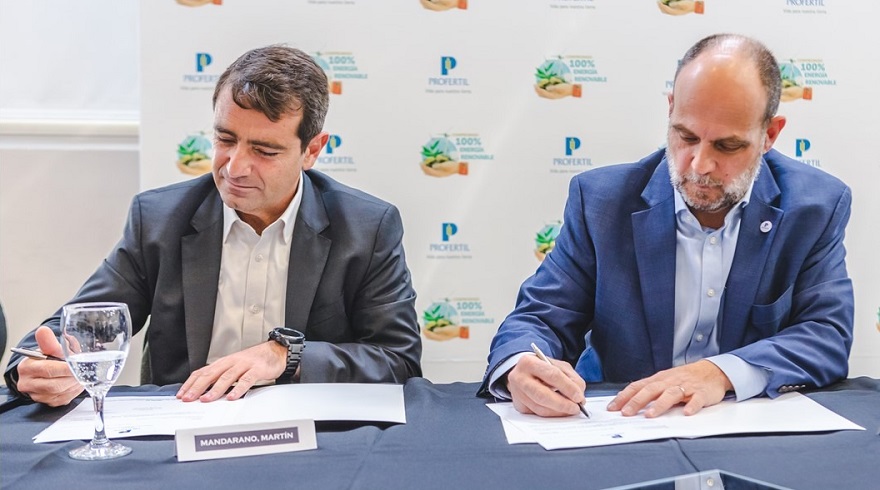 Martín Mandarano, CEO de YPF Luz, y Marcos Sabelli, CEO de Profertil, en la firma del convenio para abastecer de energía eólica a la planta de Ingeniero White.