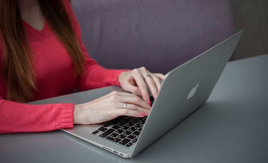 Las computadoras macOS no tienen una tecla específica para hacer capturas de pantalla