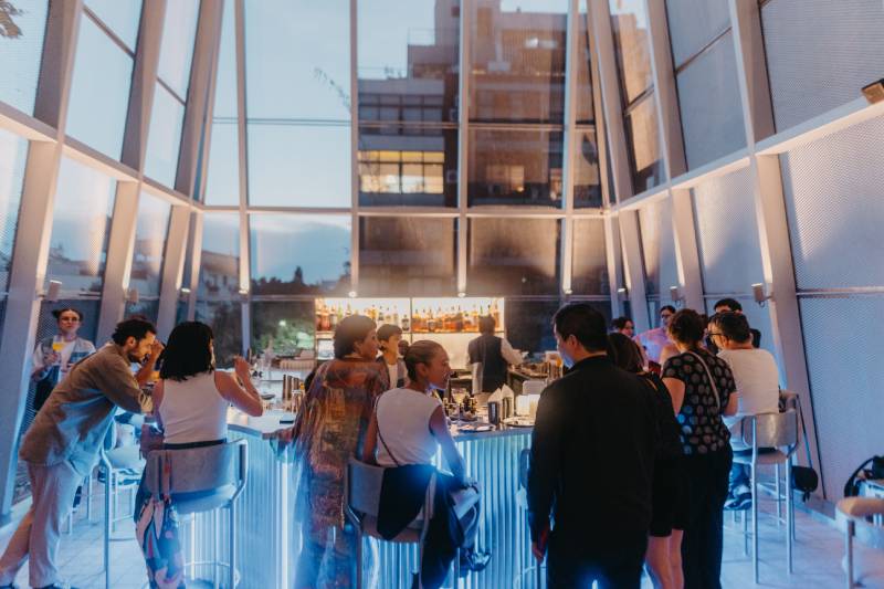 Cócteles y buena música en la terraza de Orno. 