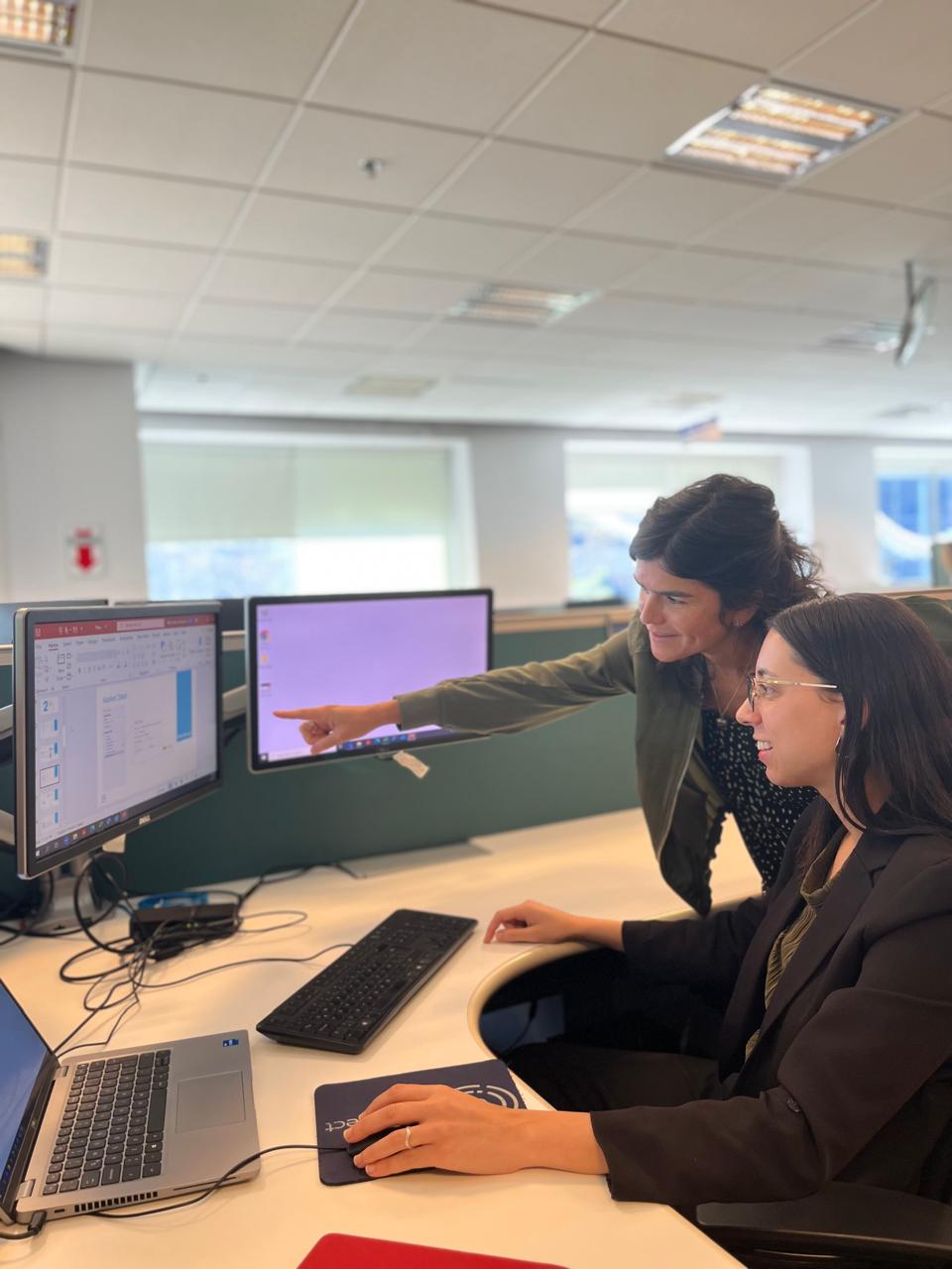 Jóvenes profesionales se quedan en el país aprovechando prácticas muy extendidas a través de los Centros de Servicios Globales o Global Business Center