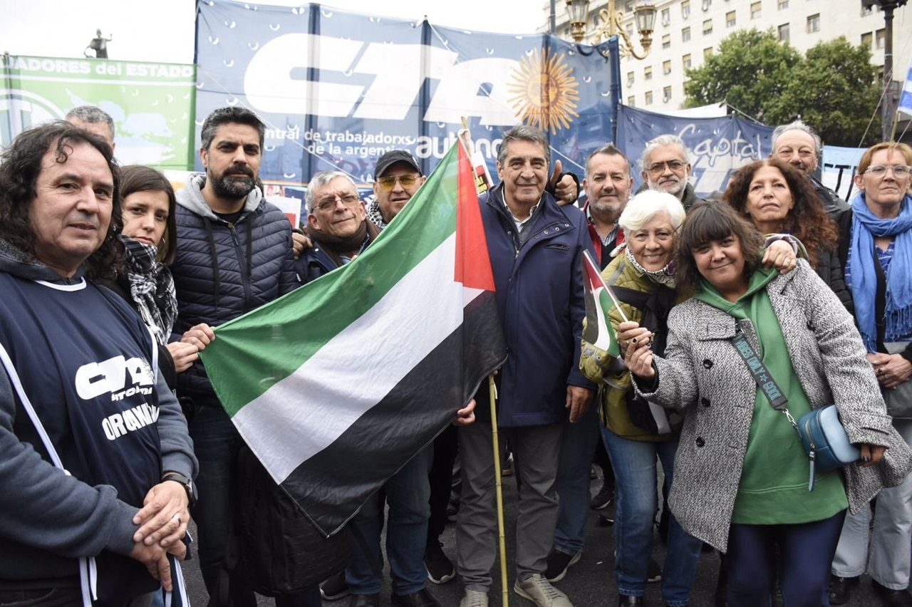 Movimientos de izquierda y gremios acompañaron la marcha de jubilados frente al Congreso.