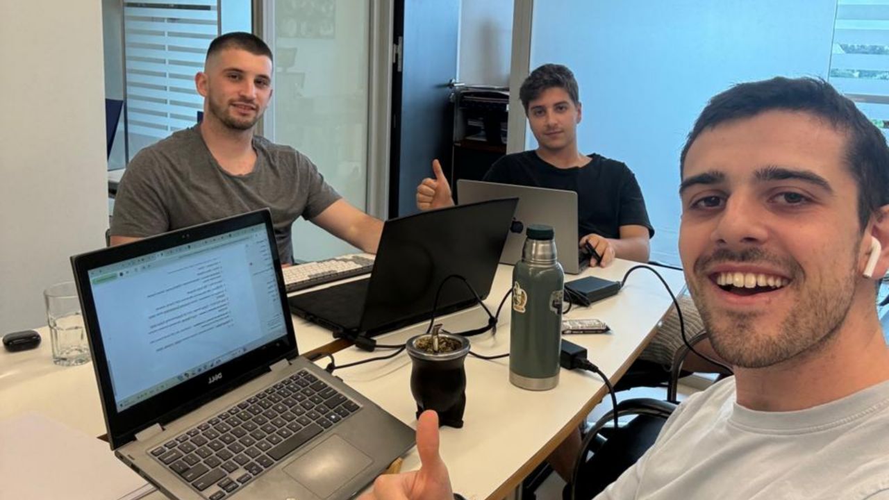 Con 22 años crearon agente IA q´reduce la mitad tiempos de reclutamiento