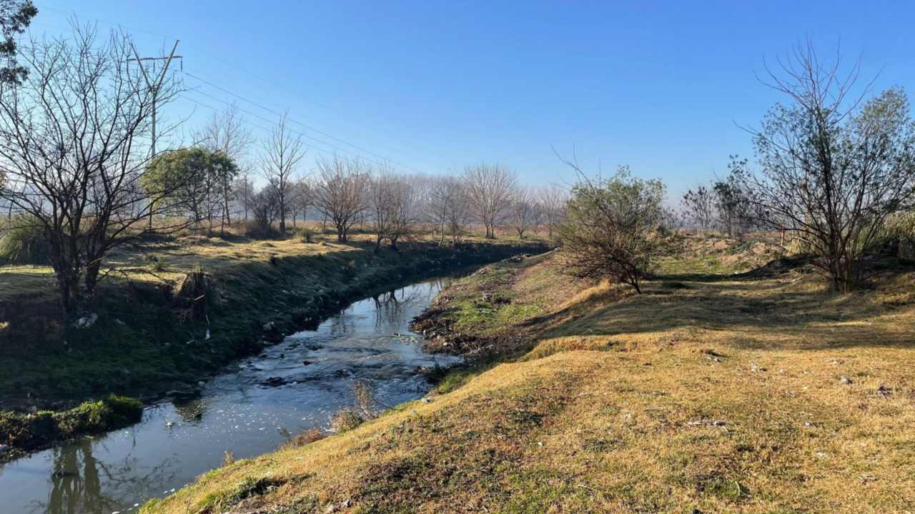 En la región se destacan el arroyo Pinazo, una importante arboleda y espacios verdes