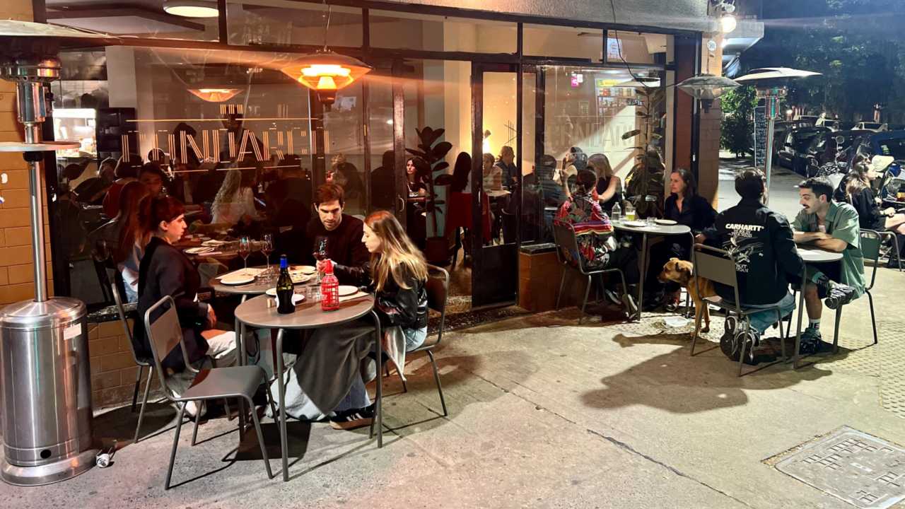 Sirve 80 cubiertos diarios y mantiene precios accesibles con cocina de estación y vinos elegidos