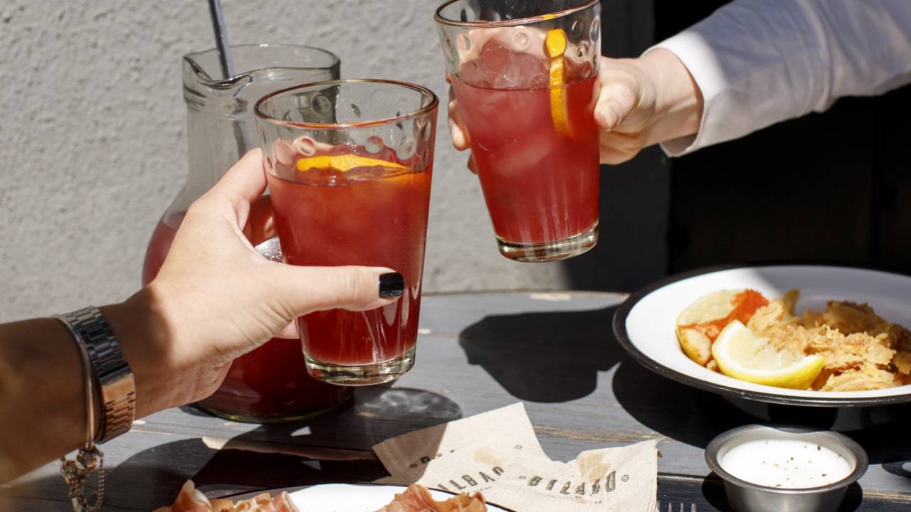 Bilbao celebra el Día del Amigo con tapeo español, vermut vasco y mesas al aire libre