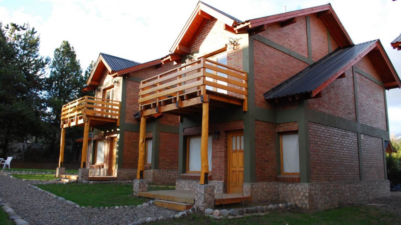 Con 1.800 m² de terreno, las cabañas ofrecen confort moderno en plena cordillera patagónica