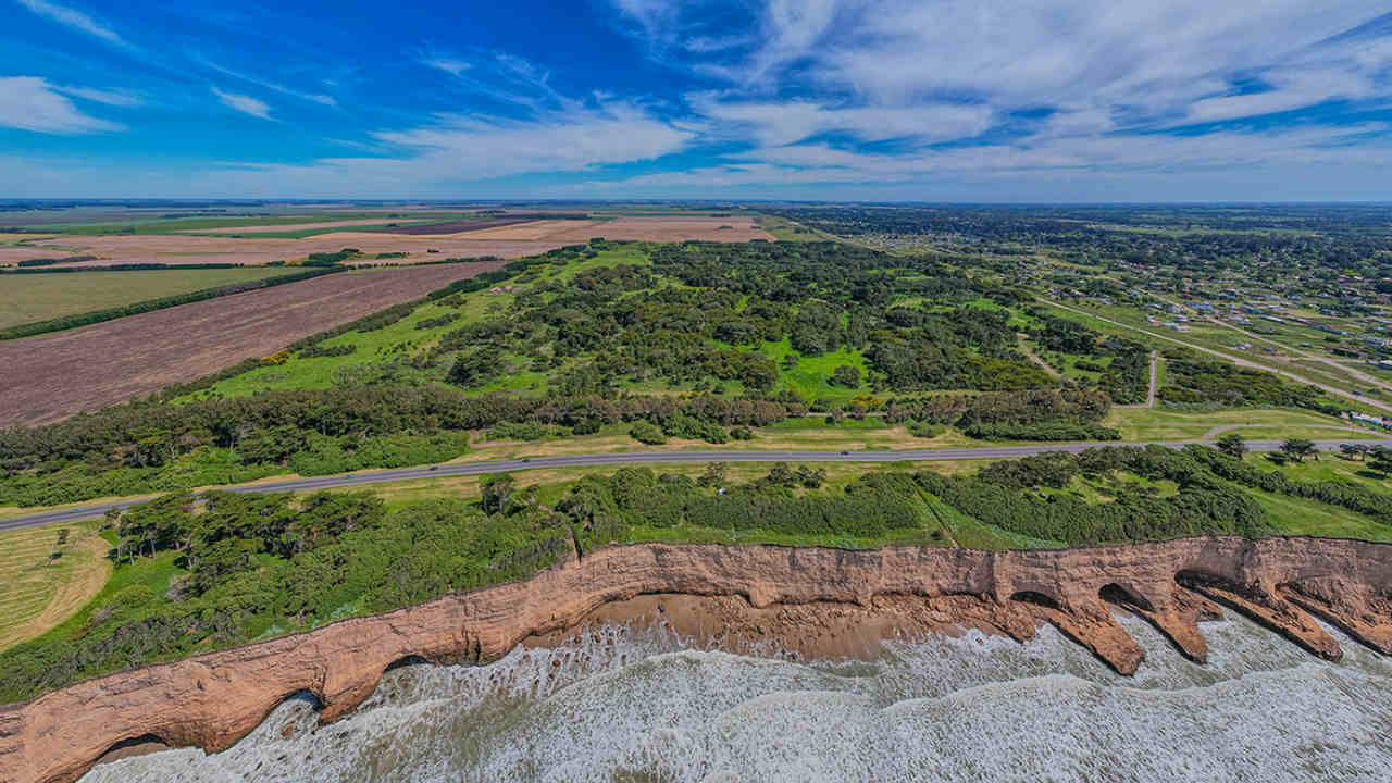 El barrio privador Olas de Chapadmalal desde el cielo. vista aérea