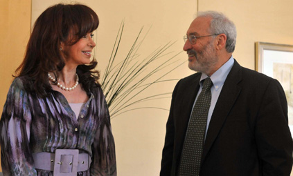 Cristina con Joseph Stiglitz: para el economista, la negociación argentina con el FMI puede ser un caso modelo