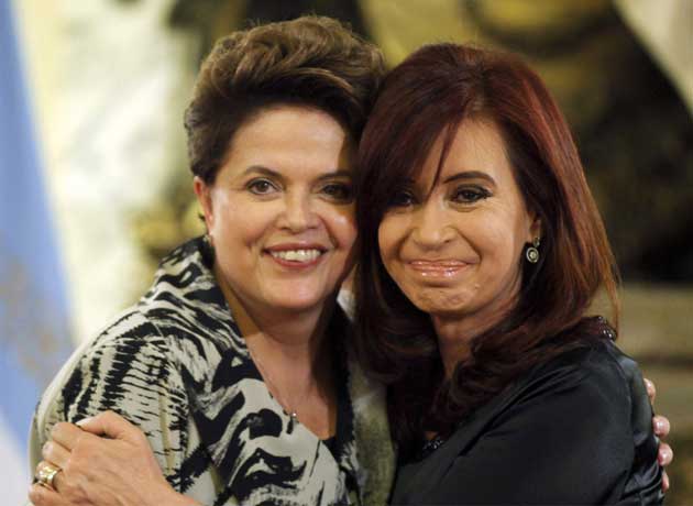 Dilma Rousseff y Cristina Kirchner, cuando ambas eran presidentes: la argentina decidió dar marcha atrás con un ajuste tarifario luego de ver el estallido social producido en Brasil por aumentos en el transporte