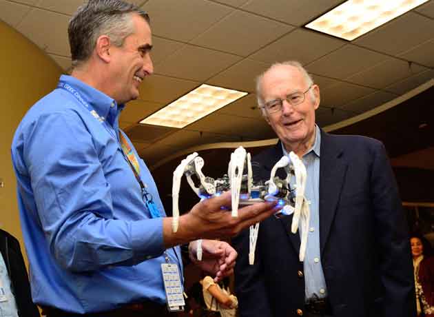 Gordon Moore, a la derecha, junto a Brian Krzanich, exCEO de Intel.