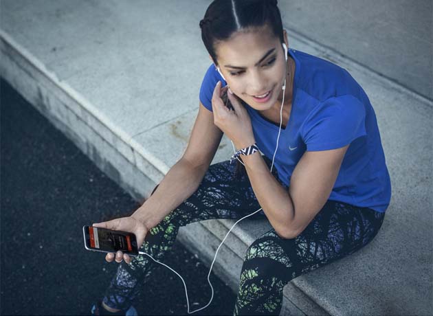 Spotify acompaña con música y podcast a quienes hacen ejercicios físicos.