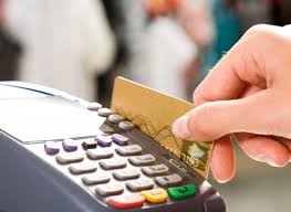 Cruce entre los bancos y los comerciantes por las comisiones de tarjetas