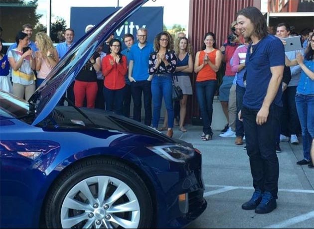 A Dan Price sus empleados le regalaron un automóvil