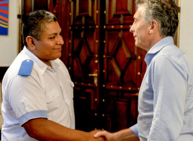 El policía Luis Chocobar recibe el saludo del entonces presidente Mauricio Macri: el policía fue condenado a prisión por abuso del uso de la fuerza