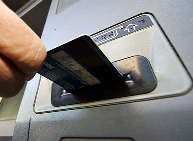 Una vez que retiramos nuestro dinero, ingresamos nuestra tarjeta de débito y hacemos el deposito correspondiente