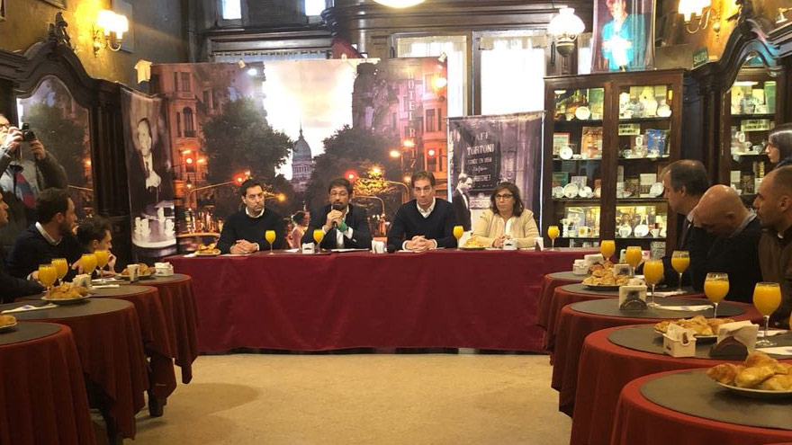 Dirigentes del Pro, Coalición Cívica y UCR en el café Tortoni.