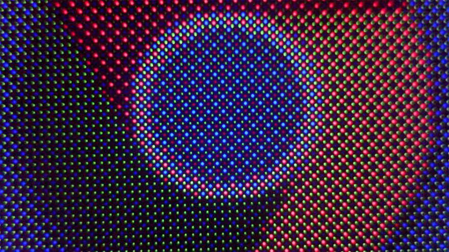 Visión ampliada de una pantalla de celular. Allí se percibe , donde se nota cómo se el logo de Chrome a partir de los diversos colores de los subpíxeles