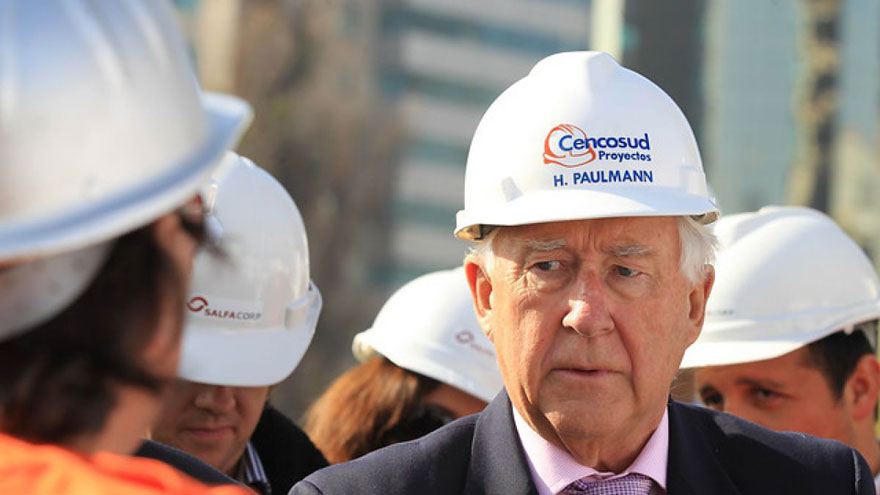 Hasta abril del año pasado, el grupo chileno era controlado por el empresario Horst Paulmann, quien se retiró de sus tareas
