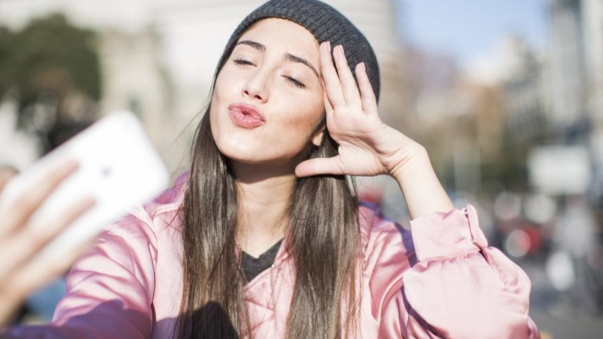 La aplicación móvil permite editar las fotos, en Instagram web solo puedes cargar la imagen que has editado con otro programa