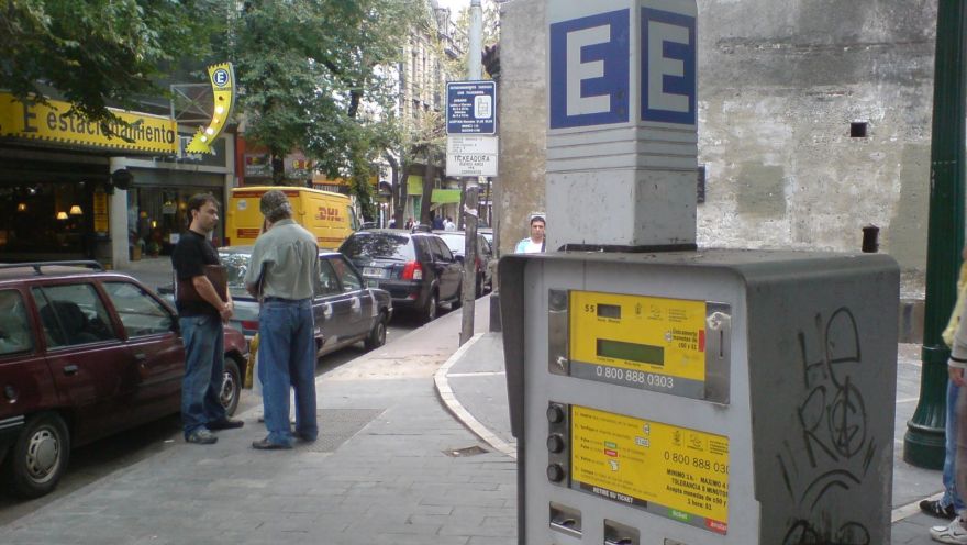 El estacionamiento medido y el pago mediante apps ya se aplica en muchos municipios bonaerenses.
