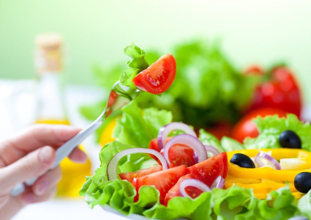 No saltearse comidas y mantener una alimentación adecuada ayuda al bienestar al trabajar desde casa