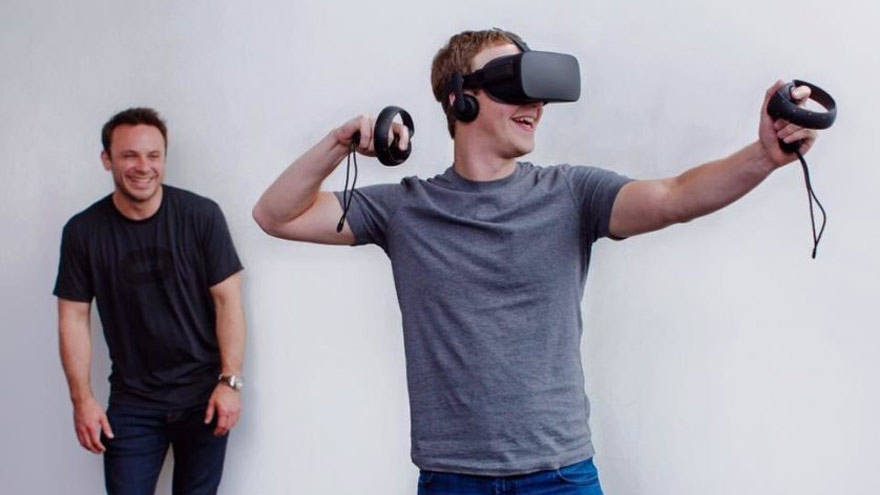 Otras épocas: Zuckerberg se divierte con Oculus y Trexler sonríe.