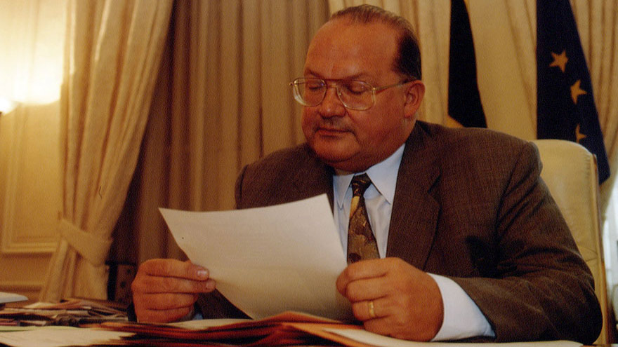 El primer ministro belga Jean-Luc Dehaene renunció días después de que se desatara el pánico con la Coca-Cola. Muchos atribuyen su derrota al escándalo de la dioxina.