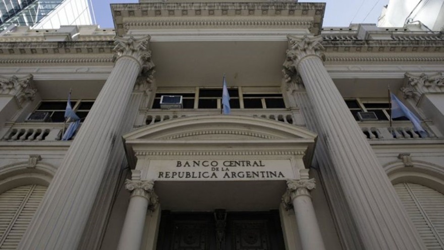 Bloomberg: el plan para salvar a Argentina ayuda a los bancos, no a los argentinos