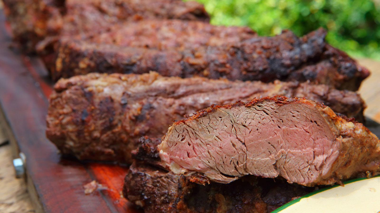Gastronómicos aseguran que sólo en el último año el precio de la carne subió 100 por ciento para los comercios.