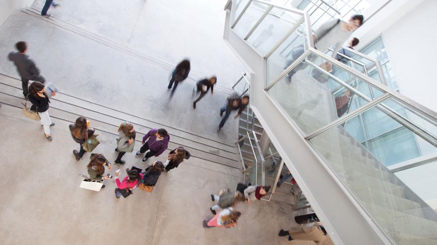 Alumnos en las escaleras de la Universidad Torcuato Di Tella