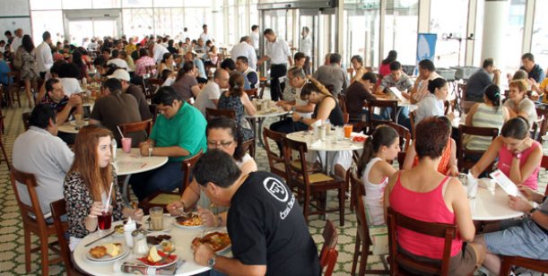 Los expertos en consumo afirman que el alto consumo, como el que se percibe en los restaurantes, no es un fenómeno de la clase alta, sino que denota un comportamiento cortoplacista en un contexto de incertidumbre