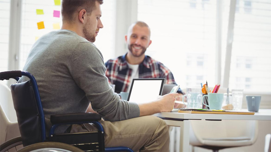 Con la tecnología adecuada se puede incorporar a personas con discapacidad a la fuerza laboral