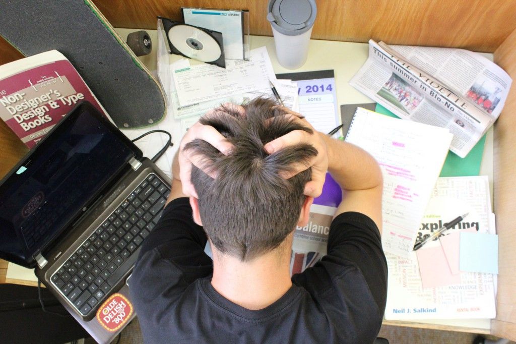Cuáles son los principales distractores y cómo funcionan los tres tipos de atención.