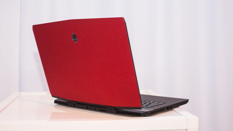 Alienware m17: Dell expande su línea de Alienware Nvidia Max-Q de un modelo solo de 15 pulgadas, la m15, a un modelo de 17 pulgadas. Este también puede incluir todas las funciones más recientes, incluida una pantalla 4K, hasta Intel Core i9-8950HK y GeForce RTX 2080 GPU. Los precios para la m17 comienzan en 1.650 dólares y están disponibles ahora, aunque todavía no con los gráficos RTX.