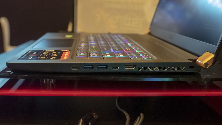 MSI GS75 Stealth: MSI nos entregó una versión de 17 pulgadas de su asombrosa y obscenamente delgada computadora portátil GS65 Stealth Max-Q. Con la excepción de las GPU RTX que se encuentran en el interior (2060, 2070 Max-Q o 2080 Max-Q), las especificaciones son bastante comunes: pantalla de 1080p a 1080p a 144Hz, hasta Intel Core i7. No hay precio o disponibilidad en este, todavía.